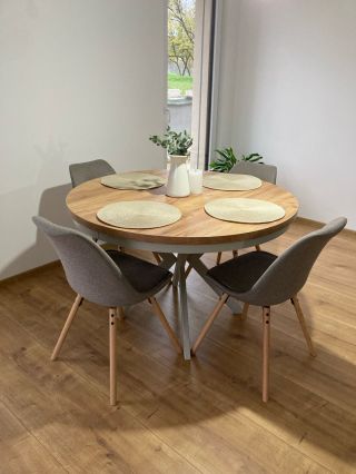 ✨ Jednoduchosť, elegancia a teplo domova v jednom. Okrúhly jedálenský stôl v dekore duba s pevnou kovovou podnožou vytvára...