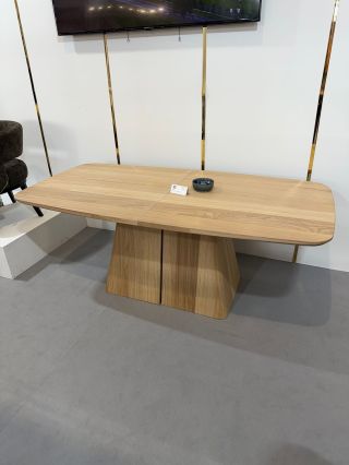 Moderný dizajn, funkčnosť a precízne spracovanie to je rozkladací stôl Masive z dubovej dyhy 🌿 Tento stôl zaujme svojou...